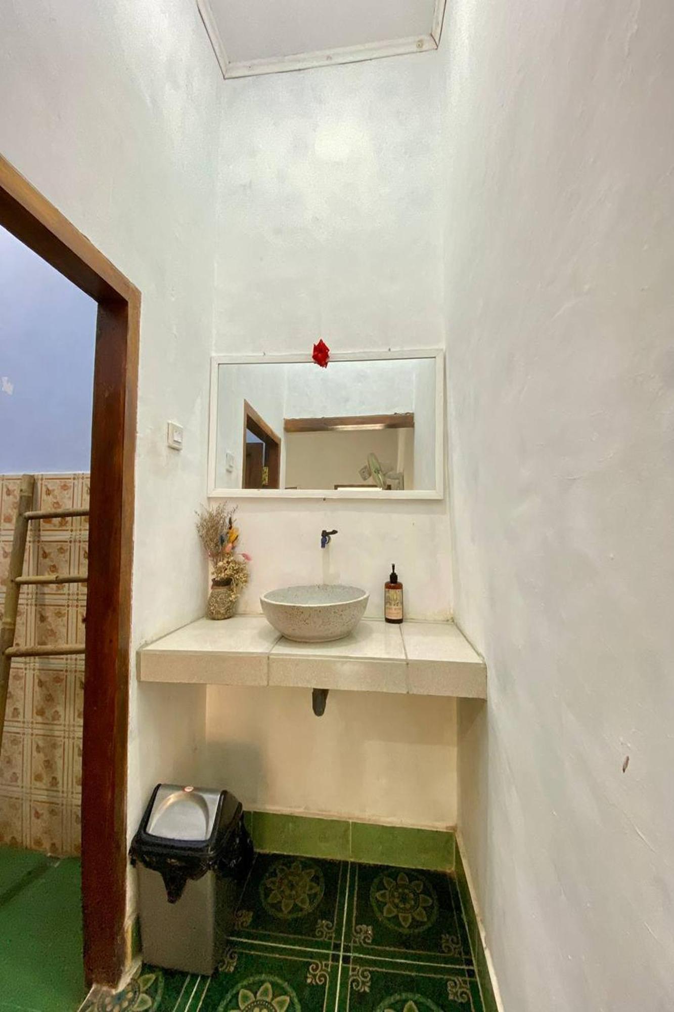 Duyung Rooms & Resto Gerupuk Bumbang Exterior foto